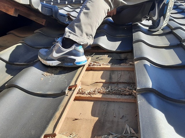 瓦をめくると防水紙が劣化